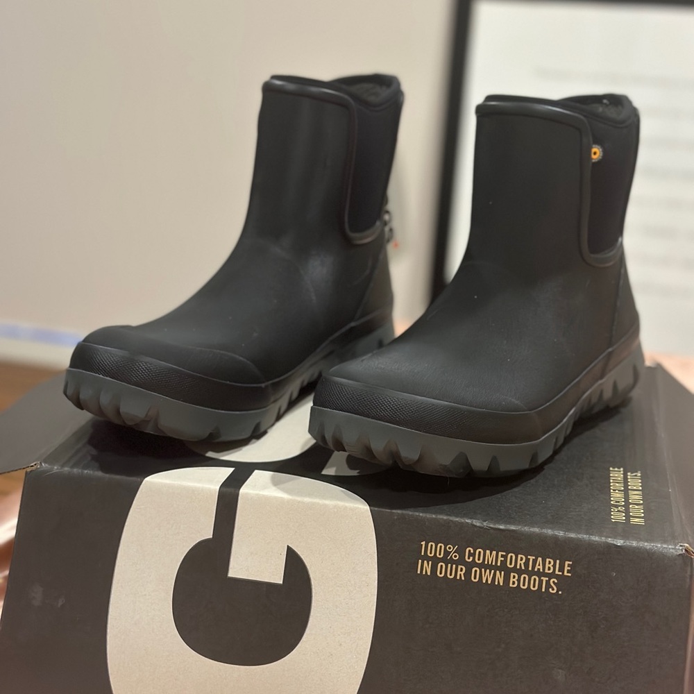 Bogs M Arcata Chelse Black/Noir. Men’s US size 11.